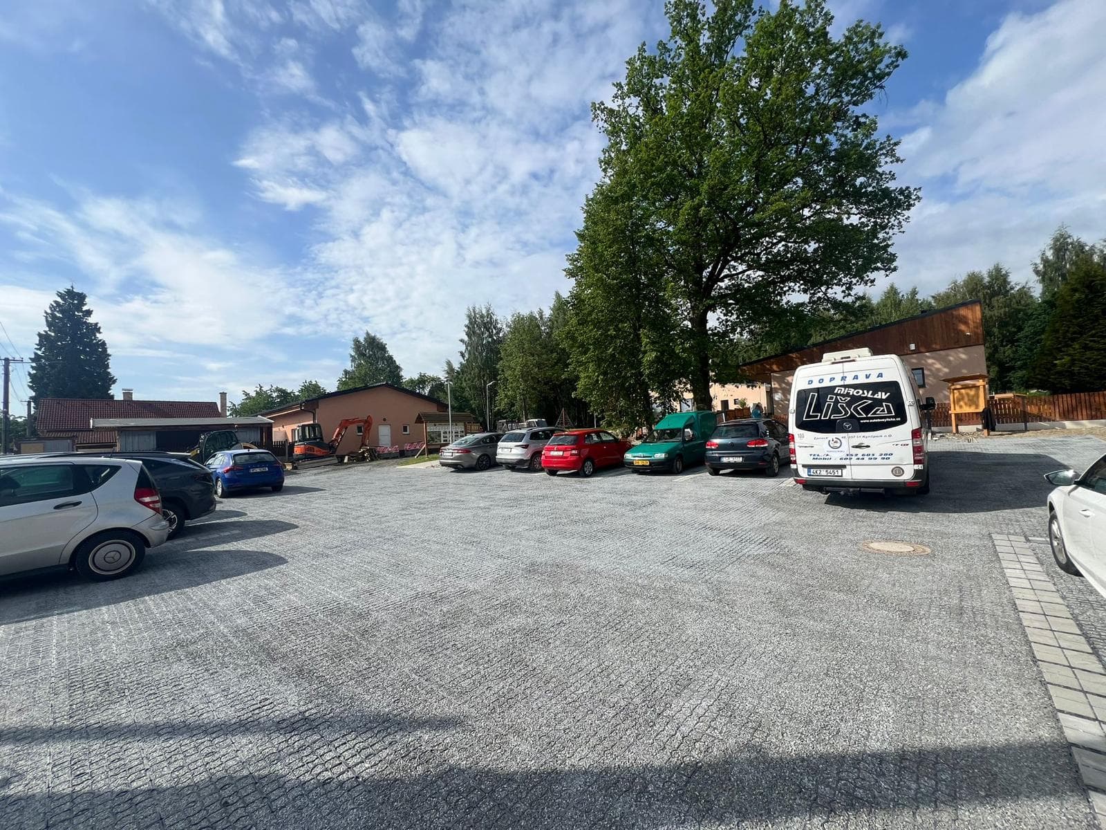 Výstavba parkoviště a chodníku - stav po