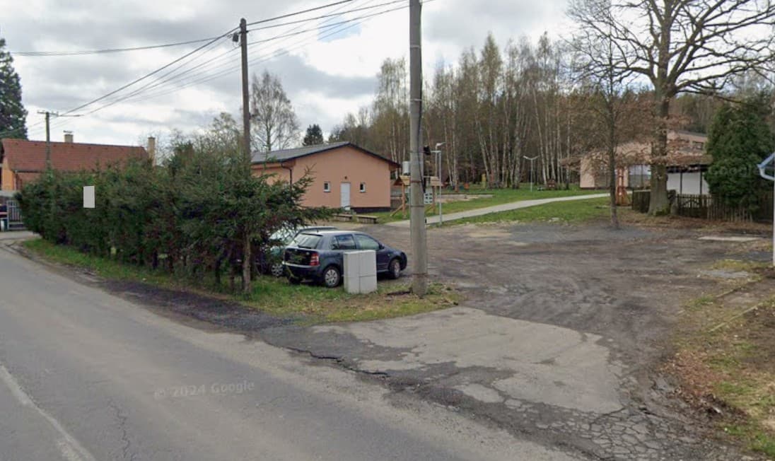 Výstavba parkoviště a chodníku - stav před